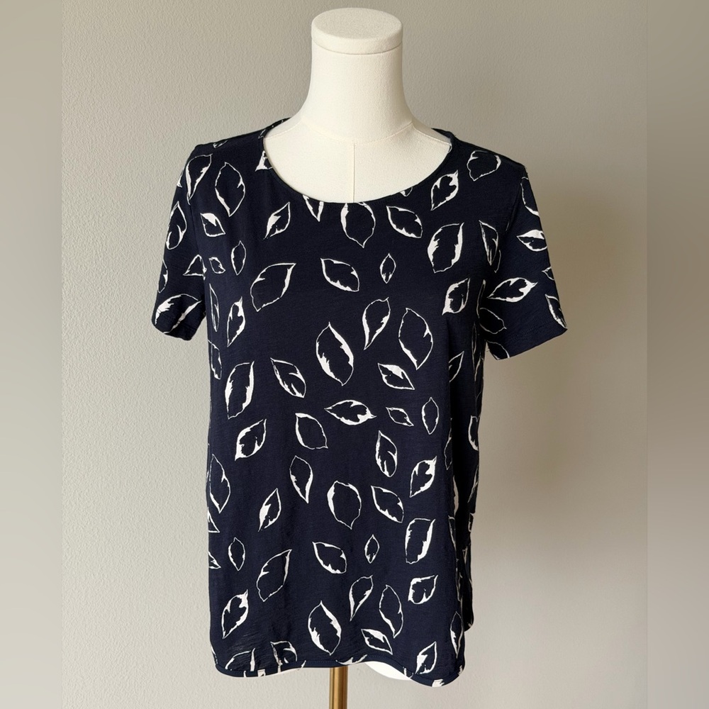 ANN TAYLOR LOFT Navy and White Leaf Print Cotton Soft Tee-M